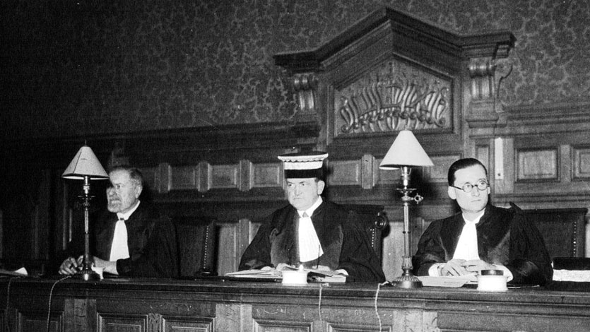 Trois juges, au tribunal
